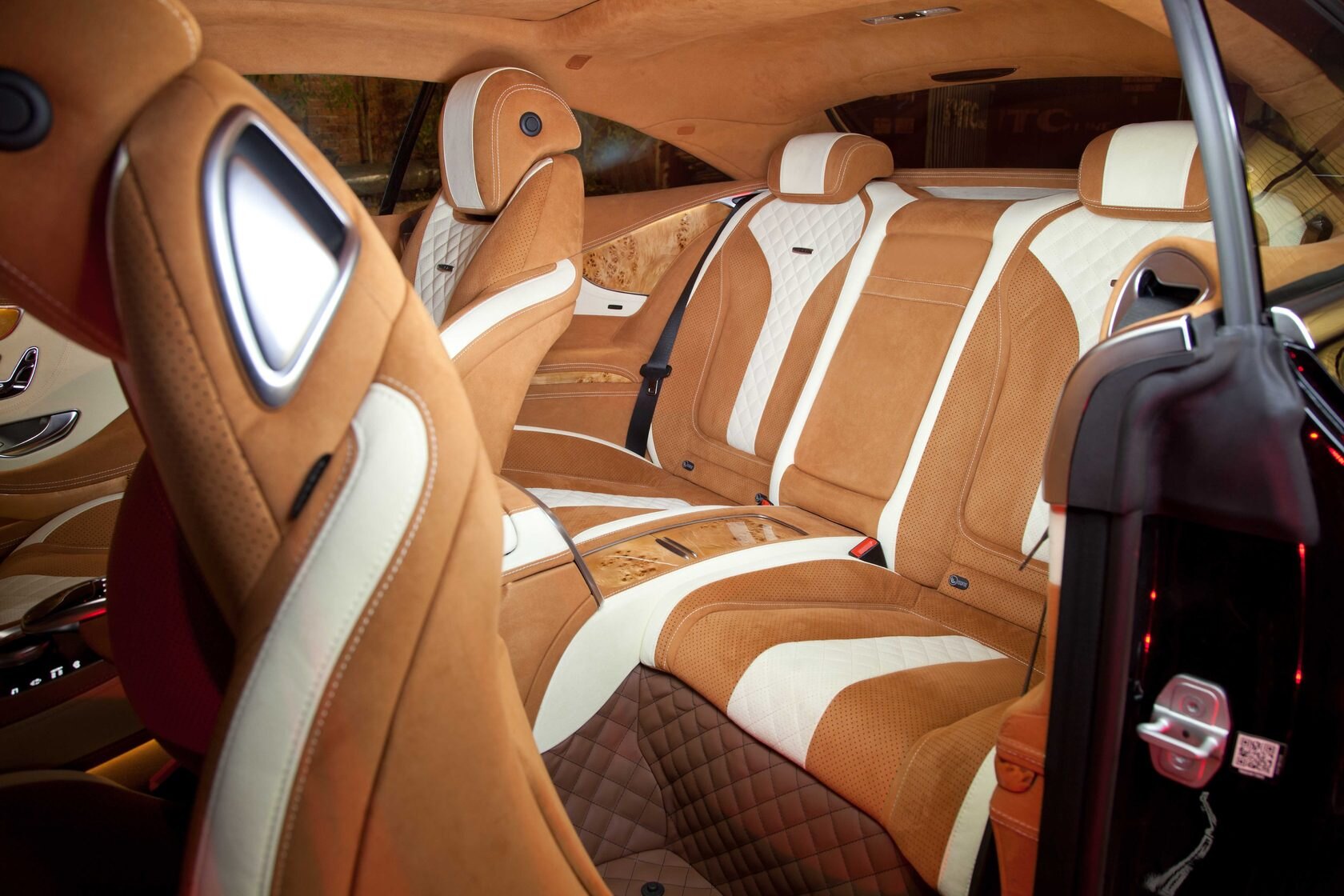 Задний ряд купе Mercedes-AMG S 63 с двухцветной кожей designo